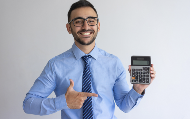 Homem sorridente de camisa azul segurando uma calculadora, simbolizando o cálculo do custo por página no outsourcing de impressão.